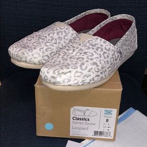 Women’s Silver Snow Leopard Toms